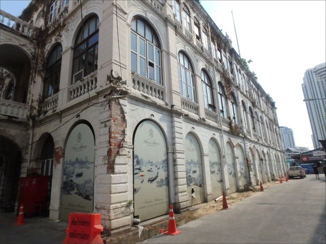 歴史って面白いですね～。いやほんと、マカオとかハノイとかマラッカでもそうだったけど、アジア各地に残るこういう古い建物を見ると、思わずぐぐっと引き込まれてしまいます。<br /><br />ここでどんな人たちが働き、どんな物語が繰り広げられていたのだろうと。。この朽ち果てた姿に、往時を偲ばせてみたり・・<br /><br />はっきり言って、ここに来て良かったと思えたのは、これが見られたことだけでしたね。。(^_^;<br /><br />さて、この先、まっすぐ歩いていった突き当りが、オリエンタルの船着き場になるので、