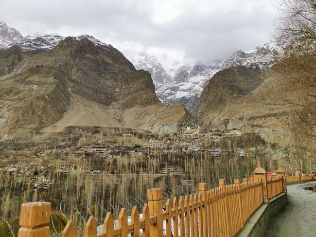 昼食後、カリマバードのホテルに戻り昼寝していたのですが、洗濯物を届けにきたホテル従業員にたたき起こされたため、カリマバード散策に出かけることに。<br /><br />ホテル近くから眺めるカリマバードの集落　山肌にへばりついています。<br />