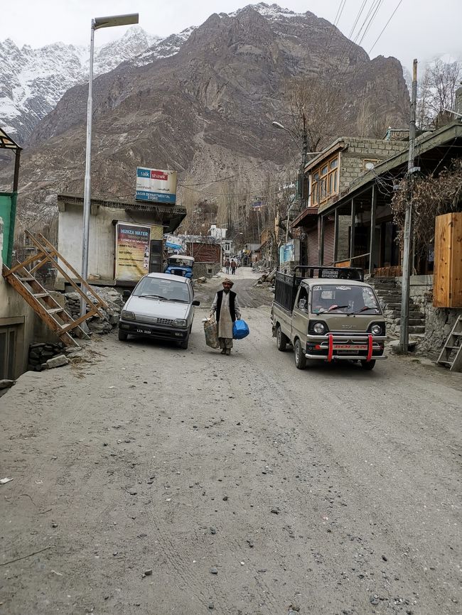 カリマバードのメインストリート、バザール通り。<br /><br />ほんとに小さな町です。