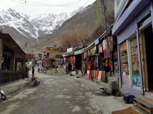 同上<br /><br />商店が並ぶのは、ほんの500ｍほど。<br /><br />観光客も来ない冬眠からやっと目覚めて、本格的な春に向けて準備中です。<br />