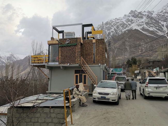 昨日、クルミケーキを食べたお店。（今日の昼食後に来店し、お土産にクルミケーキを1本買いました）