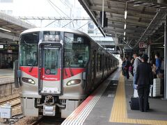 朝７時の新幹線「のぞみ」で東京駅を出発。
「のぞみ」は指定席は当然満席、自由席もホームではすごい行列でしたが、なんとか座席を確保。
広島駅からは在来線に乗り換え。
広島のJR西日本の電車はステンレスのピカピカの新車になっていました。