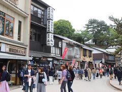 それにしてもすごい人、人、人です。
平成から令和の時代の変わり目ということで、どこの神社も大混雑のようですが、特に世界遺産で有名な厳島神社はたくさんの人が訪れているようです。

また宮島桟橋には「弥山ロープウエイは２時間待ち」の案内。
２時間も待ってられないので弥山は断念。

