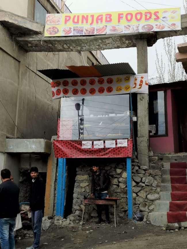 そのお店　「ＰＵＮＪＡＢ　ＦＯＯＤ」とあります。<br />フンザとは別地域ですが、ＢＢＱはフンザもパンジャブも大差ないでしょう。<br /><br />今夜はここで食べることに。ちょうど、このあと同じく散歩に出てきたカリームさんに出会ったので、そのように伝えました。