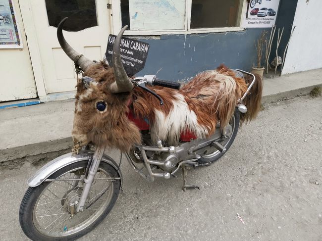 通りに止めてあったバイク　　ヤクでしょう。　超カッコイイ！