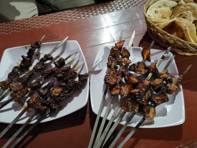 でもって夕食<br /><br />さきほどのＢＢＱ（カバーブ）<br />左がビーフ　右はチキン<br /><br />チキンはともかく、ビーフは固くてアウト。<br /><br />以上で、フンザ・カリマバード三日目を終了<br />翌日は再びカラコルムハイウェイのロングドライブで帰路につきます。