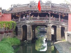 「来遠橋」(日本橋)です。
幅3m、長さ18mの瓦屋根付きの太鼓橋で、1593年に日本人が橋を架け、当時の日本人町と中華街を結んでいたそうです。
ただ橋の外観を見る限り、中華風そのものです。