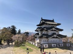 弘前城に到着！びっくりしました。ちっちゃ！！
お城の前に櫓が組んであってそこから撮影したのですがお城と桜と岩木山とのこの構図がとても綺麗でした。
ちなみに天守閣にものぼれますがすごい行列だったので断念。