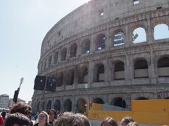 ローマパスを購入したので早速コロッセオに向かいます。