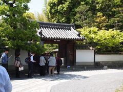 9：50　妙心寺　大雄院
行列ができています。ちょっと驚いた、すでに20人以上並んでる。

前回訪問した時に襖絵プロジェクトのお話を伺い、少額ですが寄付をしたところ、ご丁寧に１期８面が完成したので、一般公開の前にお披露目会に招待してくださったのです。