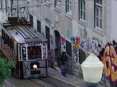 グロリア線ケーブルカーには乗らずに、歩いて坂道降りました。
ケーブルカーの周りは素晴らしいグラフィティ作品の数々が…！！！
ちょこっと紹介。