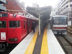 1階の新岐阜駅です。時間は10時をまわりまして特別車解禁です。2階の名古屋本線ホームに向かいます。