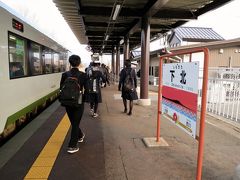 7:27　下北駅に着きました。（野辺地駅から56分、青森駅から1時間46分）

学生さん中心に20名以上が降ります。