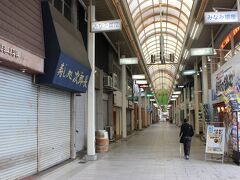 しかし駅前の商店街はシャッターが下りていて、まるで廃墟のようでした。
廃墟のような商店街の中の観光案内所で徳山周辺のMAPなどを入手します。