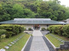 大津島は、人間魚雷「回天」の訓練場があったところです。

まずは馬島港から１５分ほど歩いたところにある「回天記念館」へ。
記念館への両脇には「回天」で戦死された方々の碑銘が並んでいました。
