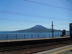 鹿児島中央から宮崎方面に電車で向かいます。わずか2駅後の竜ヶ水駅で途中下車。

ホームからは桜島が！