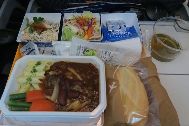 ほぼ定刻に出発。離陸後2時間後に提供された機内食はこちら。まだ朝なのでアルコールは控え、緑茶でいただきました。