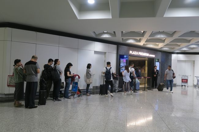 セキュリティーゲートも自動化され、入国カードが回収されることもなく制限エリアに入りました。入国時に渡された半券、捨てていいのか？という疑問を抱きながら、プライオリティパスで入室できるプラザプレミアムラウンジに向かいます。と、なんだこの行列は。。日本のGW効果か？お腹は満たし済みなので、今回は諦めますか。