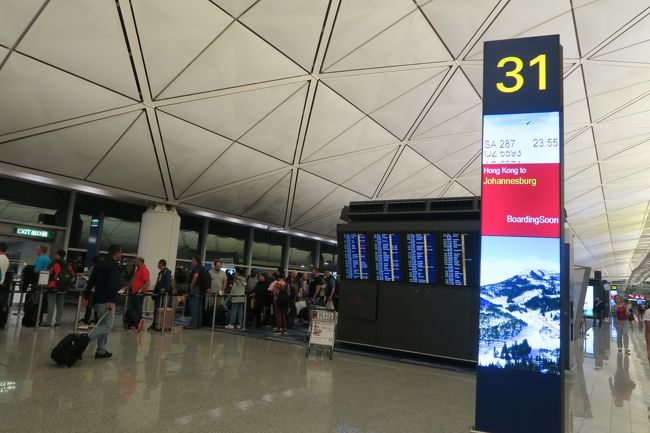 ボーディングタイム10分前です。こちらが今回乗るSA287 23:55ヨハネスブルグ行きです。深夜のため、機体が撮れず残念。不人気路線かと思いきや、けっこうな人がいるじゃあ、あーりませんか。チェックインカウンターのガラガラさ加減はなんだったのでしょう。<br /><br />搭乗しました。A340-300で2-4-2のシート配列です。前方は2-4-2フルで埋まっています。長時間フライトで、満席はきついなぁ、、と思いきや、私の隣だけ空席が。ほぼ満席の中、私だけ2席占有できるという奇跡がおきました。