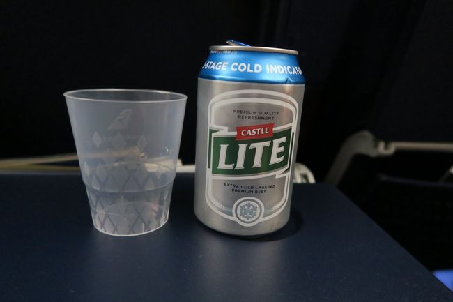 0:20<br />定刻から約30分程遅れて出発。<br />足を延ばして座れるというご満悦の中、まずいただいたのはビール。CASTLE LITE、アフリカのご当地ビールですね。この後、何度もいただくことになります。