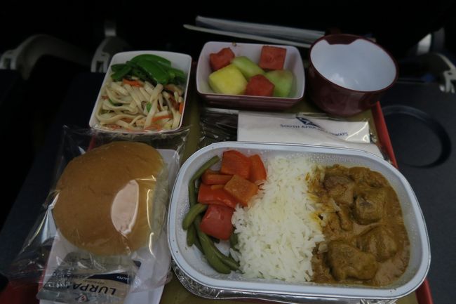 深夜1:30ですが、1食目です。ビーフorフィッシュで、ビーフを選択。ビーフはハッシュドビーフで、フィッシュはカレーでした。<br /><br />軽くカレー臭が漂う機内ですが、深夜＆お酒も入り、食後即爆睡。寒いと評判の南アフリカ航空ですが、上半身はユニクロフリースと耳が痛くならないマスク、下半身は毛布2枚使いという装いのおかげか、寒さは感じませんでした。