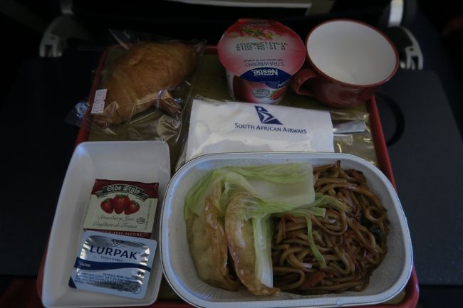 朝食の準備をするワゴンの音で起床。途中のどが渇いて数回起きた程度で映画を見る余裕すらありませんでした。<br />朝食はエッグorヌードルでヌードルを選択。相変わらずの炭水化物のオンパレードですが、毎度添えられているパンがうまい！きちんと温められていて、ヌードルよりメインです。