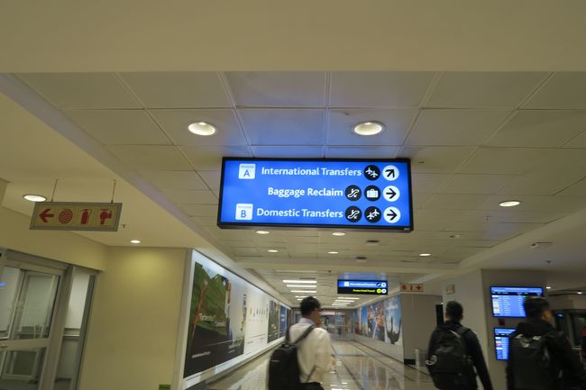 まだ到着ではありません。ここから再度国際線にてヴィクトリアフォールズに向かいます。「International Transfers」のサインに従って、進みます。