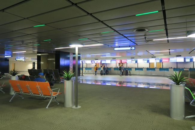 乗り換えカウンターがあります。私は香港で次の便も発券済なので、ここはスルーです。<br /><br />柱で見えていませんが、左奥にトランジット専用のイミグレカウンターがあり、パスポートと搭乗券を提示します。自動化ゲート導入でスタンプが少なくなったこのご時世、トランジットなのにスタンプがいただけます。南アフリカに来た証！