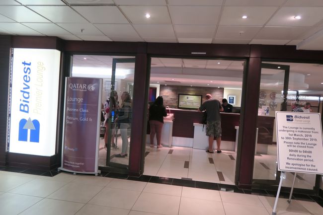 ヨハネスブルグ国際空港にはプライオリティパスで入室できるラウンジが3つあります。次のヴィクトリアフォールズ行きのゲートに一番近い、Bidvestラウンジに行ってみました。先ほどのOUT OF AFRICAの上にあります。<br />