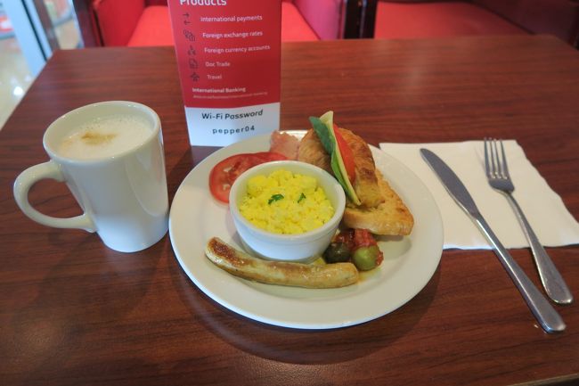 ミールが豊富と評判のこのラウンジ、朝9時ですが十分なミールがありました。ただ2つ並んで置いてあるコーヒーサーバが両方とも故障とのこと。少し離れた所にあるコーヒーサーバまで取りに行きました。2つ同時に故障って。。