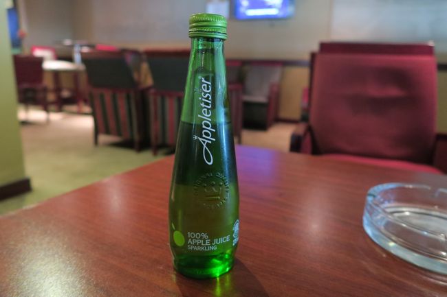 アフリカに来たら一度はいただかないと。アップルタイザー、一応いただいときました。