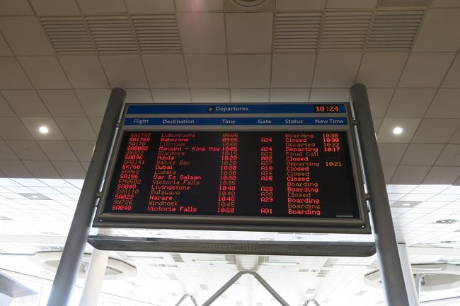 国際線ですがこんな電光掲示です。時刻は10:24で最新の情報が10:50発、Boardingです。もう少し先の便を表示してください。<br /><br />10:50ヴィクトリアフォールズ行きです。<br />定刻通りに出発しました。1時間半のショートフライトなので窓側をゲット。A330-200、2-4-2の配列でほぼ満席です。
