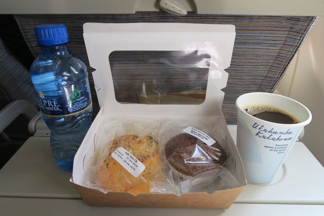 軽食が出ました。こちらのパン達、とっても美味しくてさっきラウンジで朝食を食べたのにペロッと食べちゃいました。食べてばっかやん。