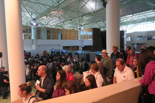 ようやくカウンターに到着。<br />KAZAビザは一時期発行を停止されていた期間があったようなのですが、問題なく発給されました。<br />最初に$50渡したのに、もう1回お金は？の素振りをされたので「払ったよ！」と言うと「あっ」とあっさり引き下がりました。これだけの人数捌いてるんですもんね、時々わからなくなって当然ですよね。早々の機械化を願っております。<br />ちなみにジンバブエの基本通貨はUSドルです。ジンバブエの自国通貨はインフレのあげく破綻し、今や紙切れとなっています。<br /><br />これだけ時間がかかれば荷物の方が早く出てきます。私のスーツケースはターンテーブルを回っておらず、フロアに置いてありました。おかげさまですぐ見つけることができました。<br /><br />日本を出てから35時間、ようやく目的地のヴィクトリアフォールズに到着しました。ようやく旅の始まりです。