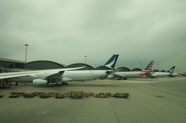 12:40<br />ほぼ定刻通りに着陸。キャセイ航空の飛行機が。香港に来たーという感じです。が、まだまだ旅は序盤。ここからが長いんです。<br /><br />日本がGWだけが理由ではないようで、各国の方々でイミグレは大渋滞。たっぷり30分は並び、香港に入国しました。<br /><br />次のヨハネスブルグ行きは23:55。10時間以上時間があります。もちろん空港で時間を潰すなんてもったいないことしません。帰りの香港滞在に向けて下見がてら尖沙咀に行きます。今回はバスで尖沙咀に。A21系統でHK$33、前回残しておいたオクトパスカードにてお支払い。街中に入った途端渋滞に巻き込まれ、約60分で到着しました。
