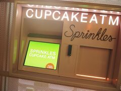 インアウトバーガーを出てすぐのところにあるのがカップケーキのお店、スプリンクルズ。お店の外にカップケーキのATMがありました。これで操作すると出てくるのかな？