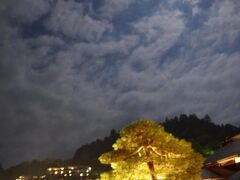 高山の観光名所の赤い橋。空が幻想的でした。