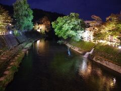 橋から宮川を眺めます。
ライトアップされていて、夜の散歩も素敵ですね！