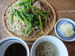 11：00　手打ちそば　むらかみ

初めて食べたせりそばが美味しかった。
手前はサービスの水蕎麦。

せりそば　860円＋大盛　220円＋くるみ　220円