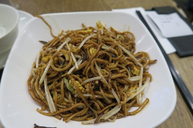 空港に到着。まだ時間があるので海老ワンタン麺だけではお腹を満たせなかったので、空港にあるお店に入りました。小籠包屋さんなので、小籠包と焼そばを注文したのですが、小籠包が来ず。焼そばを食べ終わっても来ないのでお店の人に確認すると、忘れられていた模様。6分待ってというのでキャンセルしました。焼きそばのみでHK$96.8(約1,400円)。空港価格とは言え、小籠包、キャンセルして正解です。<br /><br />お腹を満たした後、街歩き前に空港に預けた荷物を受け取りに行きました。1時間HK$12なので、7時間でHK$84(約1,200円)。1,200円って、焼きそばよりも安いやん。。