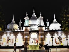 LRT「Masjid Jame」駅を降りてすぐ、
のっけからあまりの神々しさに
ひええ～という感じのマスジット・ジャメ、
クアラルンプール最古のモスクです。