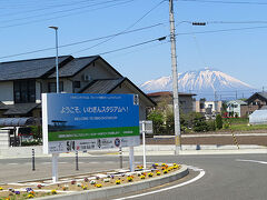 盛岡駅のコインロッカーに荷物を預け、東北本線の列車に乗り盛岡から２つめの岩手飯岡駅で下車しました。相変わらずスタジアム最寄り駅とは思えない雰囲気ですが、それでも駅前広場に「ようこそ、いわぎんスタジアムへ」という看板が立っていました。