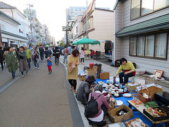 　まだ新幹線の時間までまだ1時間半ほど時間があります。ちょうど土曜の午後に開催されている「よ市」の時間なので様子を見に行ってみることにしました。場所は、午前中に訪ねた光原社のある「いーはとーぶアベニュー」です。