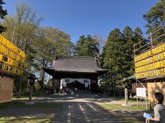 屋台がずらりと並んでいるエリアにある青森県護国神社。
明治３年に箱館戦争の戦没者慰霊のために創建されたそうです。
せっかくだからお参りしていきます。