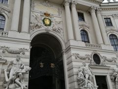 ミヒャエル門に入ってみましょう。彫刻が凄いです。