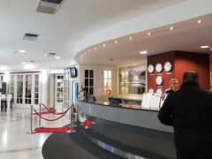 全500室ある、かなり大きなホテルです。
「オーストリア トレンド ホテル 
　　　　　　　　　アナナス ウィーン」
レセプションの壁の世界の時刻を示す時計に、日本が無いのが寂しいです。

チェックインは3時なので、荷物を預けてお散歩に出ましょう。