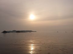 こちら白浜海水浴場&#127754;
沈みかけの太陽と奥の島との風景で一枚&#128247;