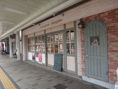 ↑の商店街入り口を通り過ぎて2-3軒先に、こんな可愛いパン屋さんがあります。『BOULANGERIE SANAGAWA』です。本命は商店街のお店の方なのですが、せっかく和田岬まで行くし、他にパン屋さんがあるかな・・・と探して、ここが近いし評判も良かったので。