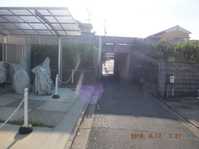 道路下を東へ