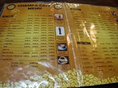 【タラート・サオ】

このトンデモなく高価そうな切り出しの家具が豪勢に置かれたオープンスペースのカフェで一服。